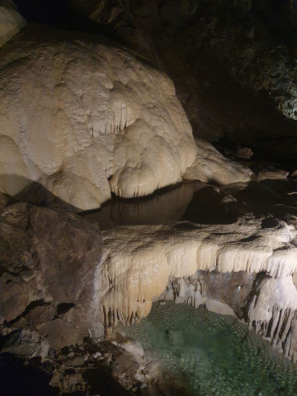 Подземное озеро в пещерах Абхазии